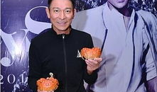 明星吃大闸蟹的图片,大闸蟹美食盛宴现场直击